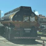 caminhao-tanque-bate-em-grade-de-protecao-de-trilho-do-vlt-em-fortaleza