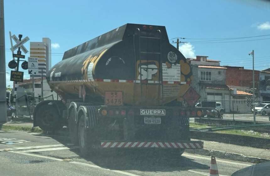 caminhao-tanque-bate-em-grade-de-protecao-de-trilho-do-vlt-em-fortaleza