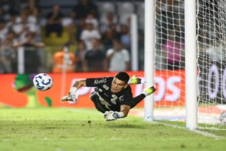 brazao-defende-penalti-nos-acrescimos-e-santos-empata-com-crb-na-estreia-de-cleber-xavier