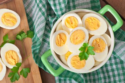 a-melhor-maneira-de-descascar-um-ovo-cozido,-segundo-uma-cientista-de-alimentos