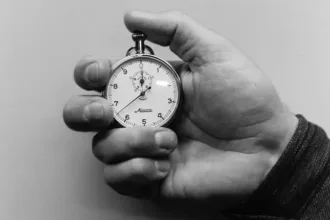 o-que-seu-tempo-de-reacao-revela-sobre-sua-saude-(e-como-medi-lo-com-teste-caseiro-simples)