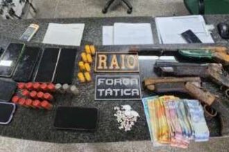 homem-e-preso-pela-policia-militar-com-armas-artesanais-e-drogas-em-russas