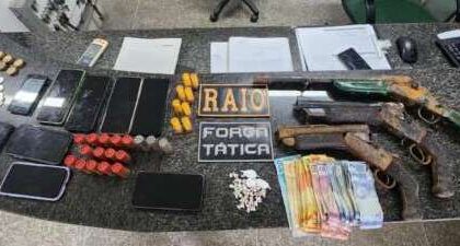 homem-e-preso-pela-policia-militar-com-armas-artesanais-e-drogas-em-russas