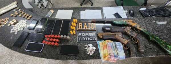 homem-e-preso-pela-policia-militar-com-armas-artesanais-e-drogas-em-russas