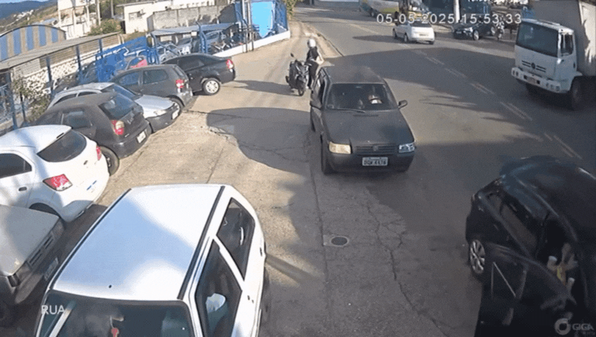 video:-caminhao-desgovernado-atinge-carros-estacionados-em-atibaia,-sp