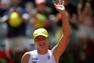 em-estreia-no-wta-de-roma,-swiatek-derrota-italiana-em-apenas-52-minutos 