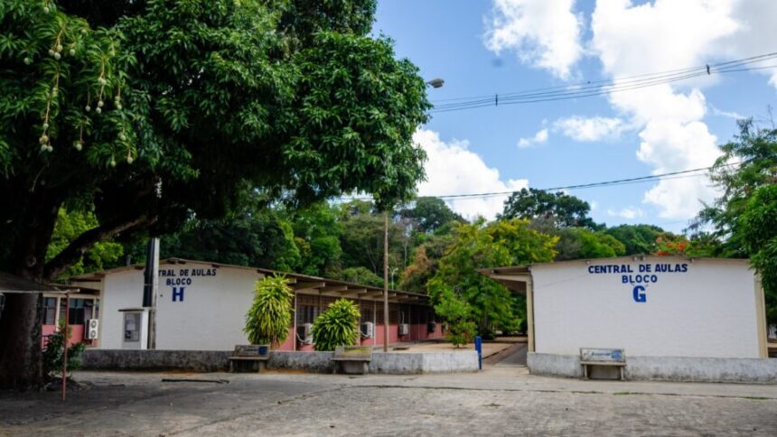 “se-acalma-moco”:-servidor-de-universidade-federal-ha-40-anos-se-defende-de-acusacao-de-transfobia