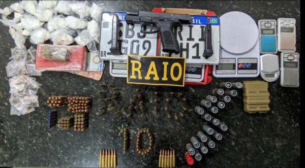 policiais-militares-apreendem-pistola,-municoes-e-drogas-no-carlito-pamplona
