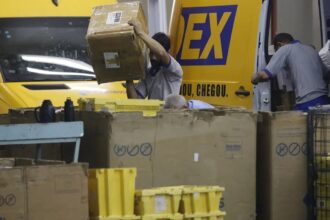 crise:-como-ficarao-as-entregas-e-plano-de-celular-dos-correios?