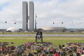 encefalomielite-mialgica:-sapatos-mostram-historias-de-portadores-da-doenca-em-ato-em-brasilia
