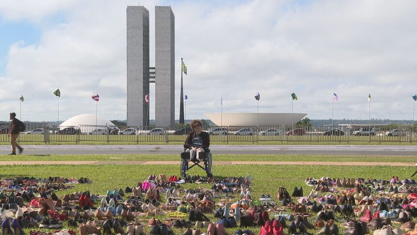 encefalomielite-mialgica:-sapatos-mostram-historias-de-portadores-da-doenca-em-ato-em-brasilia