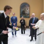 papa-leao-xiv-encontra-sinner,-tenista-numero-um-do-mundo,-e-recebe-convite-para-jogar