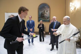 papa-leao-xiv-encontra-sinner,-tenista-numero-um-do-mundo,-e-recebe-convite-para-jogar