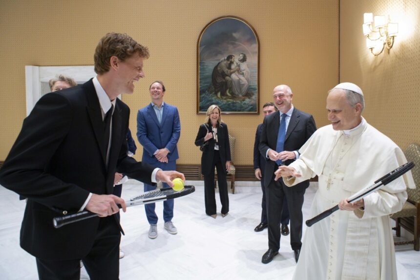 papa-leao-xiv-encontra-sinner,-tenista-numero-um-do-mundo,-e-recebe-convite-para-jogar