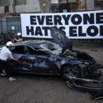 carro-da-tesla-e-destruido-em-londres-em-protesto-‘artistico’-contra-elon-musk