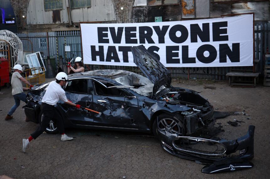 carro-da-tesla-e-destruido-em-londres-em-protesto-‘artistico’-contra-elon-musk