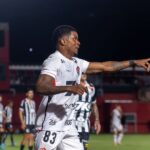 santos-bate-vitoria-e-vence-a-primeira-na-gestao-cleber-xavier
