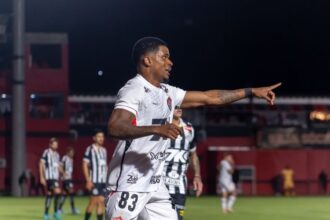 santos-bate-vitoria-e-vence-a-primeira-na-gestao-cleber-xavier