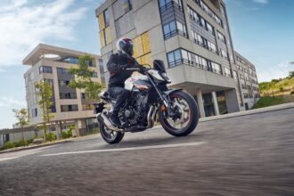 honda-hornet-volta-ao-brasil-apos-mais-de-uma-decada;-veja-preco-e-ficha-tecnica