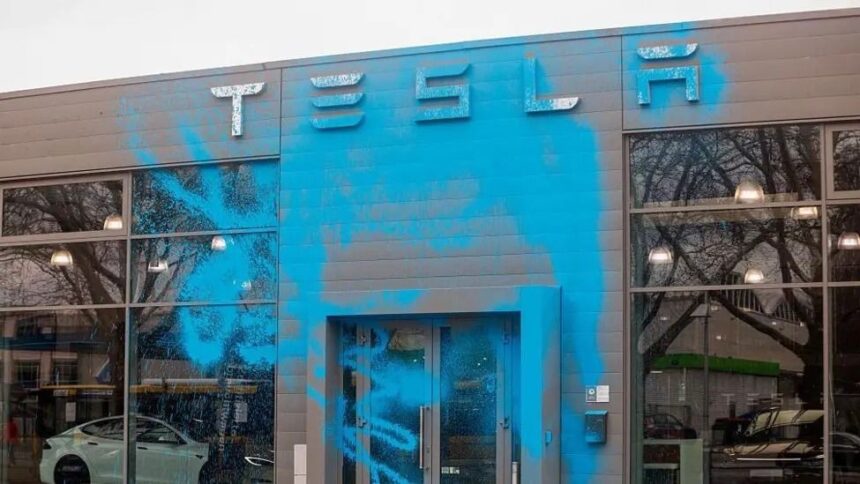 acoes-da-tesla-despencam-apos-conflito-publico-entre-musk-e-trump;-perda-chega-a-us$-100-bilhoes
