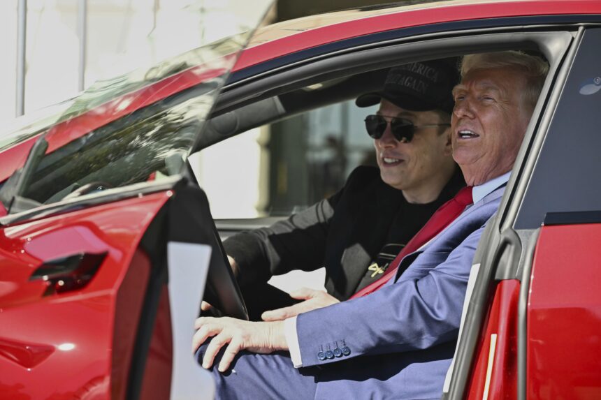 apos-briga-com-musk,-trump-diz-que-vai-‘se-livrar’-do-tesla-que-comprou