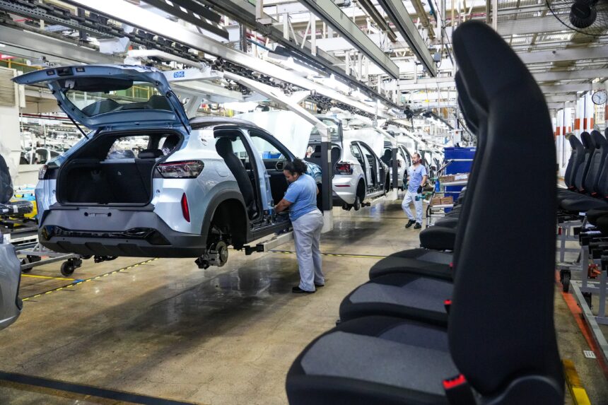 industria-automotiva-ve-queda-na-producao,-e-se-preocupa-com-alta-do-iof-e-da-inadimplencia