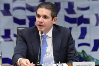 hugo-motta-deve-pautar-projeto-que-anula-aumento-do-iof