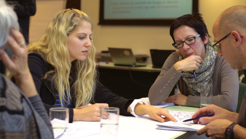 as-empresas-lucram-com-a-intergeracionalidade,-mas-continuam-barrando-os-mais-velhos
