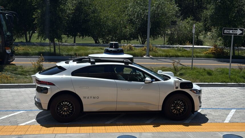 veja-como-funcionam-os-carros-autonomos-queimados-em-protesto-no-eua