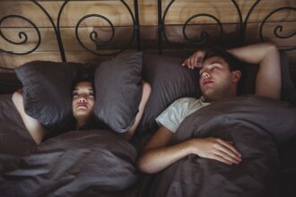 dormir-mal-pode-aumentar-inseguranca-e-ciume,-aponta-estudo