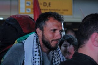 thiago-avila-chega-ao-brasil-apos-ser-deportado-de-israel-e-e-recebido-por-grupo-pro-palestina