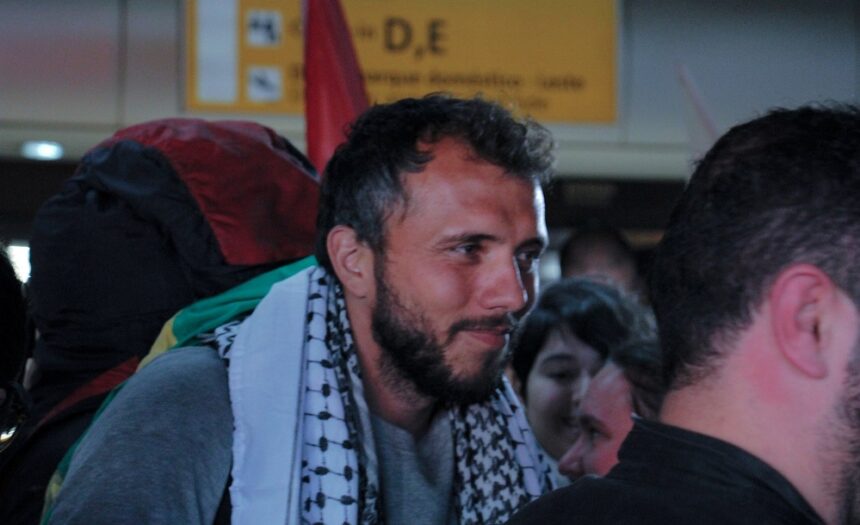 thiago-avila-chega-ao-brasil-apos-ser-deportado-de-israel-e-e-recebido-por-grupo-pro-palestina