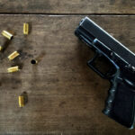 crianca-de-dois-anos-mata-a-mae-acidentalmente-enquanto-brincava-com-a-arma-do-pai