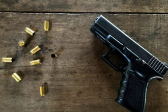 crianca-de-dois-anos-mata-a-mae-acidentalmente-enquanto-brincava-com-a-arma-do-pai
