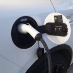 carro-eletrico-pode-ser-carregado-no-poste?-especialistas-alertam-para-os-perigos-dessa-pratica