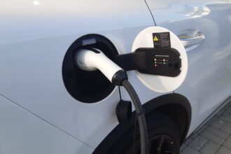 carro-eletrico-pode-ser-carregado-no-poste?-especialistas-alertam-para-os-perigos-dessa-pratica