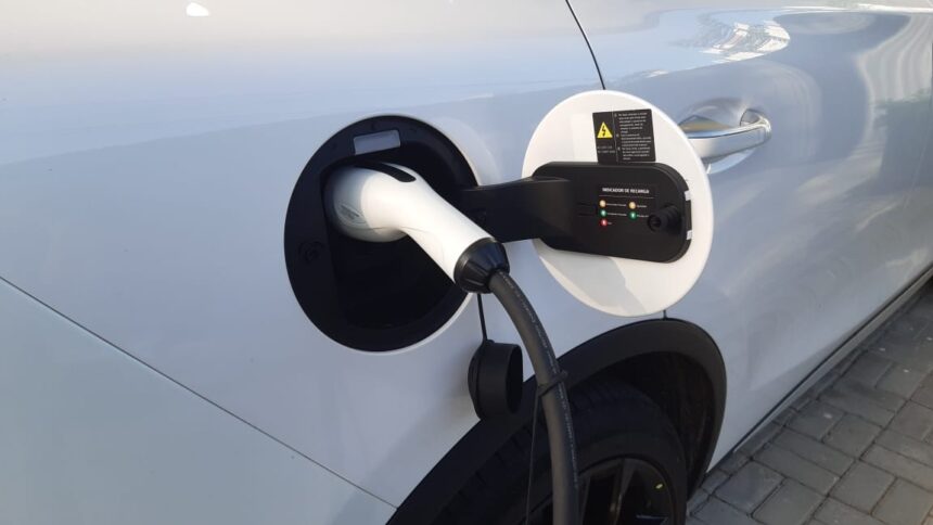 carro-eletrico-pode-ser-carregado-no-poste?-especialistas-alertam-para-os-perigos-dessa-pratica