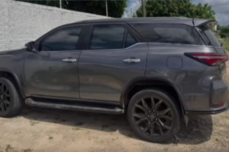 motorista-bebado-joga-carro-contra-policiais,-foge-e-e-preso-apos-perseguicao