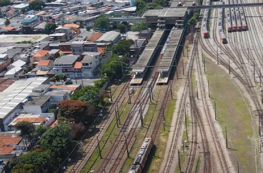 passageiro-cai-em-vao-entre-porta-do-trem-e-a-plataforma-de-estacao-em-sp