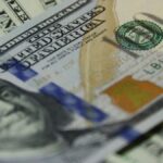 dolar-despenca-e-fecha-cotado-no-menor-valor-em-8-meses