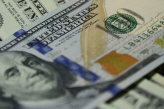 dolar-despenca-e-fecha-cotado-no-menor-valor-em-8-meses