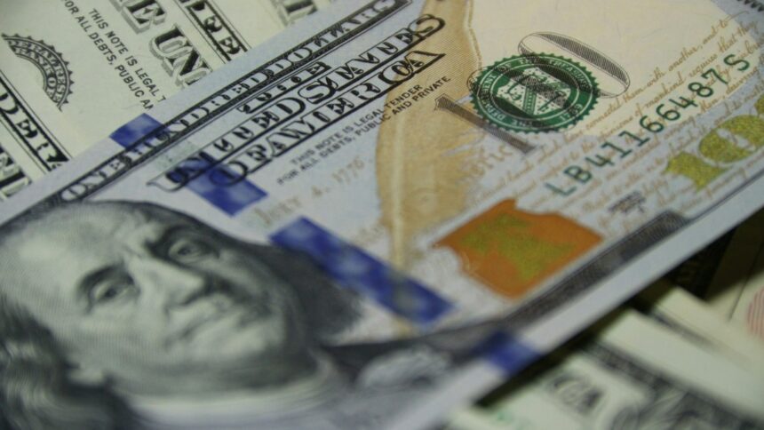 dolar-despenca-e-fecha-cotado-no-menor-valor-em-8-meses