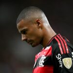 de-la-cruz-volta-a-sentir-dores-e-segue-como-duvida-no-flamengo-para-mundial-de-clubes
