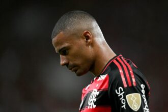 de-la-cruz-volta-a-sentir-dores-e-segue-como-duvida-no-flamengo-para-mundial-de-clubes