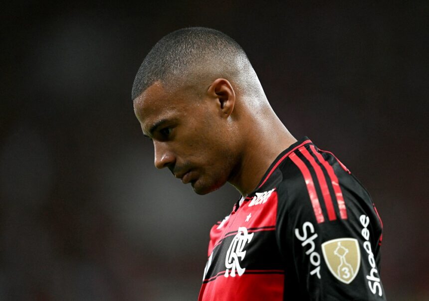 de-la-cruz-volta-a-sentir-dores-e-segue-como-duvida-no-flamengo-para-mundial-de-clubes