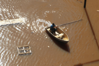 rio-guaiba-ultrapassa-nivel-de-inundacao-em-porto-alegre-e-faz-defesa-civil-do-rs-emitir-alerta