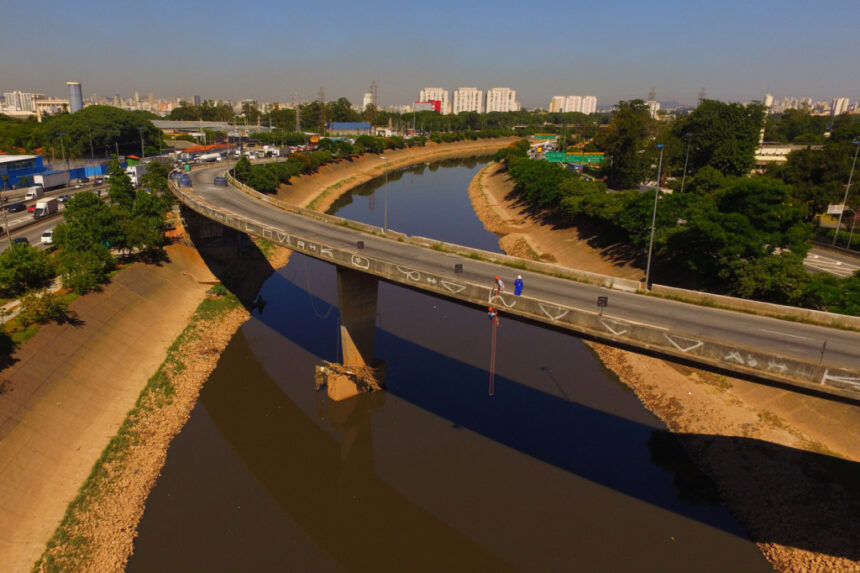tarcisio-diz-que-efeito-colateral-do-despejo-de-esgoto-no-rio-tiete-e-‘horrivel,-mas-necessario’