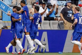 chelsea-goleia-benfica-na-prorrogacao-apos-duas-horas-de-paralisacao-e-enfrenta-o-palmeiras