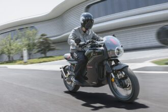 honda-lanca-sua-primeira-moto-eletrica-na-china,-que-pode-chegar-a-120-km/h