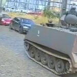 tanque-do-exercito-anda-na-contramao-e-passa-por-cima-de-carro-estacionado